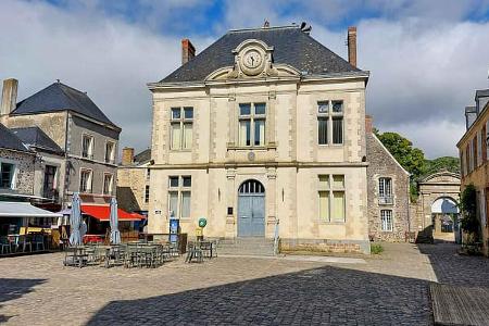 Frankreich, Westfrankreich, Pays de la Loire, Saint-Suzanne, Rathaus, Place Hubert II de Beaumont