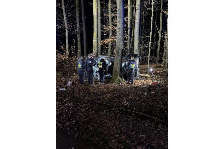 Einsatzkräfte der Polizei an der Einsatzstelle L512
