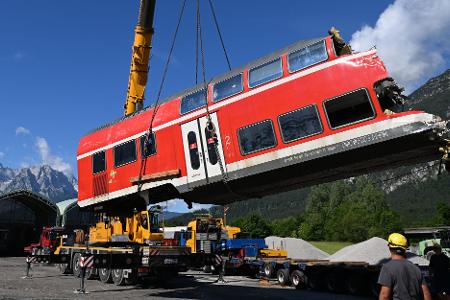 Bei dem Unglück in Garmisch-Patenkirchen war Anfang Juni 2022 vergangenen Jahres ein Regionalzug entgleist.(Archivbild) 
