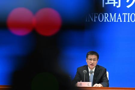 Kang Yi, der Direktor des Pekinger Statistikbüros, präsentiert die neuen Wachstumszahlen. 