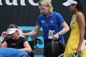 Starke Krämpfe: Stakusic muss im Rollstuhl vom Court