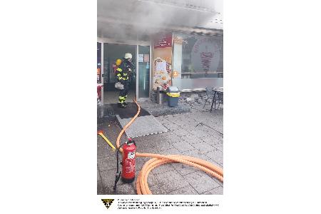Die Feuerwehr München im Einsatz bei einem Brand in einem Imbiss in der Limesstraße.