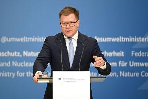 "Richtig geile Autos" bringen die deutschen Hersteller nach Ansicht von Bundesumweltminister Carsten Schneider (SPD) auf den Markt für Elektroautos.