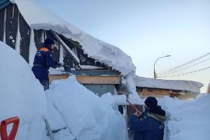 Einsatzkräfte kämpfen auf der fernöstlichen Halbinsel Kamtschatka gegen die Schneemassen.