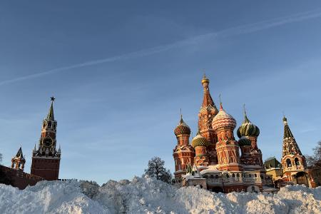 Auch in der russischen Hauptstadt türmen sich stellenweise nach Rekord-Niederschlägen in diesem Winter die Schneemengen. 