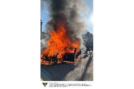 Die Feuerwehr München löscht einen Pkw in Vollbrand im Stadtteil Ramersdorf.