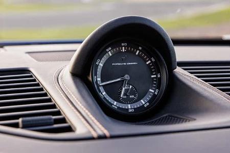 Porsche 911 Turbo S, Uhr