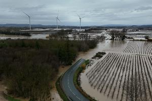 Massive Regenfälle haben in Südfrankreich für Überflutungen und Behinderungen geführt.