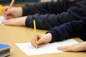 Die Zahl der Schüler mit Einwanderungsgeschichte steigt. (Archivbild)