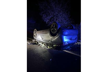 Opel landete auf dem Dach