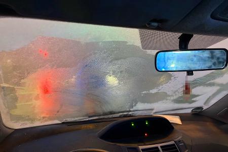 Unfallauto: Vereiste Scheibe von innen.