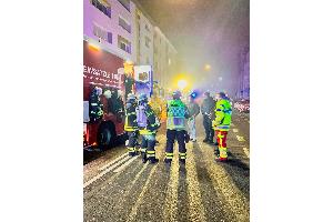 Lagebesprechung am Einsatzleitwagen