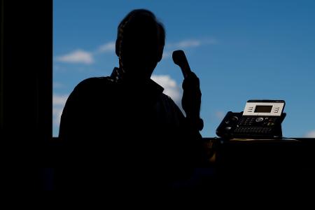 Achtung, falscher Vorgesetzter am Telefon. Nach Angaben von Allianz Trade häufen sich die Betrugsfälle, in denen die Täter als Spitzenmanager auftreten. (Symbolbild)