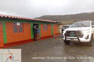 Laut lokalen Medienberichten hatte sich der junge Mann während eines plötzlichen Unwetters in ein Zelt zurückgezogen und wurde dabei offenbar von einem Blitz getroffen. 