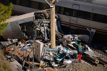 Von einigen Waggons der im Süden Spaniens verunglückten Hochgeschwindigkeitszüge blieben nur Trümmer übrig.
