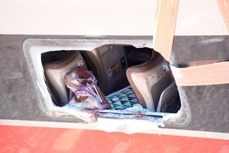 Wer Glück hatte, konnte sich nach dem schweren Zugunglück im Süden Spaniens durch eingeschlagene Fenster in Sicherheit bringen.