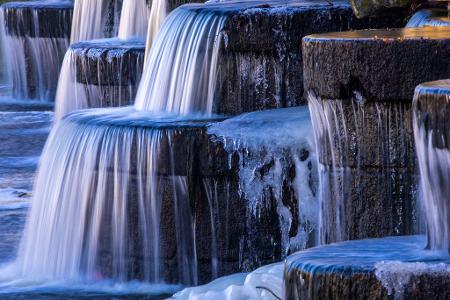 Teilweise vereiste Kaskaden durch anhaltendes Frostwetter in Ludwigslust.