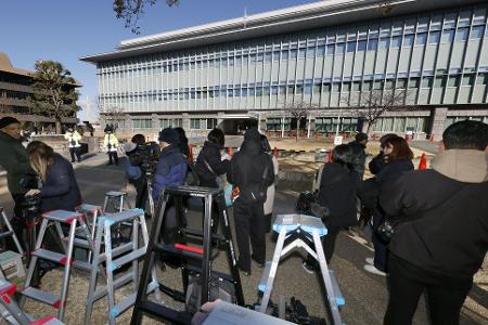 Zur Urteilsverkündung hatten sich Hunderte Menschen angestellt, um einen der 31 öffentlichen Plätze im Gerichtssaal zu ergattern. 
