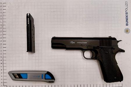 Sichergestellte Softairwaffe und Cuttermesser