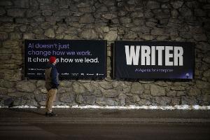 Sind Mitarbeiter geschult für den Umgang mit KI? Die Meinungen klaffen auseinander. (Archivbild)