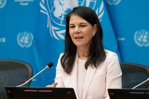 Baerbock zeigt keine Begeisterung für Trumps Vorstoß.