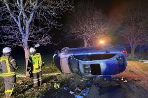 Die Feuerwehr an einem überschlagenen PKW
