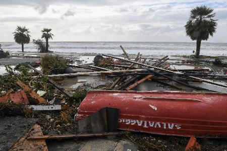Schäden an der Strandpromenade von Marina Di San Lorenzo in Italien nach dem Durchzug des Zyklons 