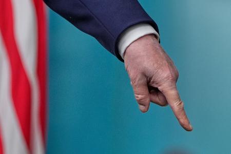 US-Präsident Donald Trump zeigt auf Dokumente auf dem Boden des Besprechungsraums, während er mit Reportern im James Brady Press Briefing Room im Weißen Haus spricht.