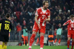 In Unterzahl: Kane schießt Bayern ins Achtelfinale