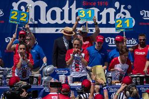 Nathan's ist international für das Hotdog-Wettessen auf Coney Island bekannt. (Archivbild)
