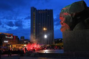 Blick auf das Congress Hotel unweit des Karl-Marx-Monuments in Chemnitz (Archivbild)