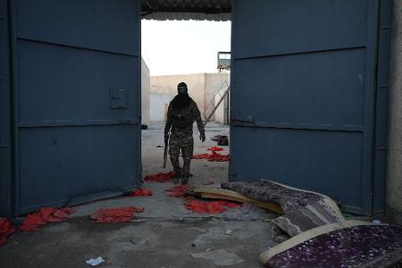 Leere Zellen und zurückgelassene Häftlingskleidung im al-Schaddadi-Gefängnis Anfang der Woche. 