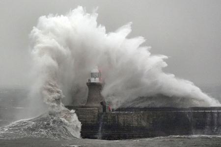 Wellen schlagen gegen den Leuchtturm von South Shields an der Nordostküste. 