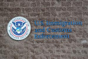 Die Einsätze der Einwanderungsbehörde ICE gegen Migranten sind in den USA schon länger umstritten. (Symbolbild)