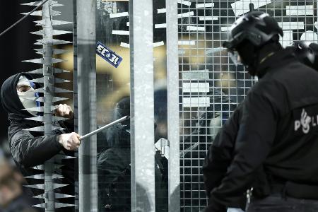 Europa League: Polizei räumt Gästeblock von Genk