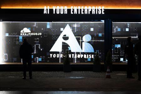 Außerhalb der Kongresshalle ging es vor allem um Künstliche Intelligenz. (Archivbild)