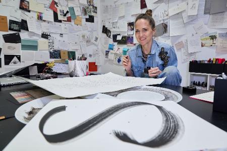 Ob Einladungs- oder Tischkarten, Signatur, Briefe oder Liebesschwüre - Jeannine Platz hat mit ihrer schwungvollen Schönschrift längst einen Platz in der High Society.