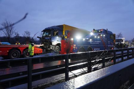 Bei einer Unfallserie aufgrund von Glätte auf der A44 kam auch der Fahrer eines Lastwagens ums Leben.
