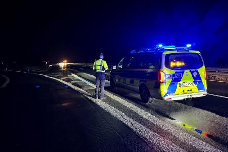Bei einer Unfallserie auf der A 44 sind drei Menschen ums Leben gekommen und mindestens elf verletzt worden.