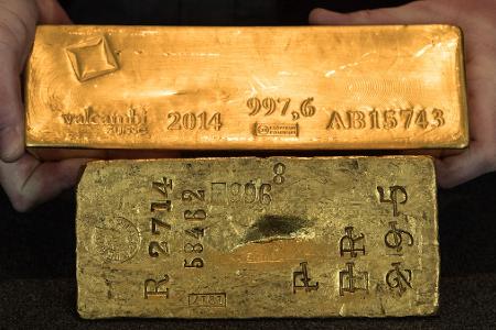 Die Bundesbank präsentiert Goldbarren, die sie aus dem Ausland in eigene Tresore nach Frankfurt geholt hat. (Archivbild)