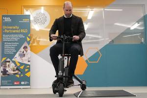 Prinz William auf Probefahrt: Royal testet Mobilitätsroller