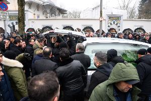 Ein Sarg wird nach dem Trauergebet vor der Beerdigung eines 62-Jährigen vor der Neuköllner Sehitlik-Moschee in einen Leichenwagen verladen. 