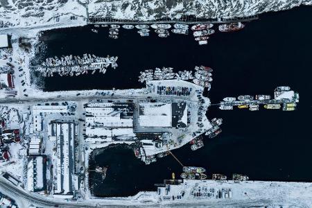 Boote liegen im Hafen von Nuuk in Grönland.