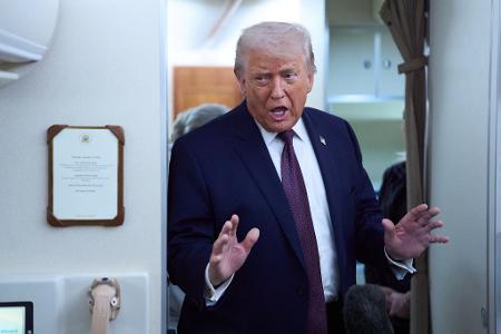 US-Präsident Donald Trump spricht mit Reportern an Bord der Air Force One, nachdem er das Weltwirtschaftsforum in Davos in Richtung Washington verlassen hat.