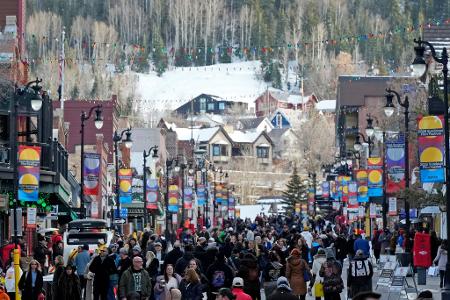 Fußgänger gehen am ersten Tag des Sundance Film Festivals 2026 die Main Street in Park City entlang.