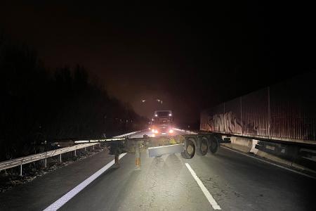 Der Sattelauflieger blockierte in der Dunkelheit alle Fahrspuren der Autobahn. (Foto: Polizei Bremen/dpa)