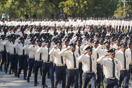 Neue Mitglieder der nationalen Polizei paradieren während ihrer Abschlussfeier.