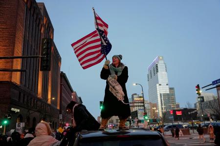 Teresa Hurst schwenkt eine auf dem Kopf stehende amerikanische Flagge.