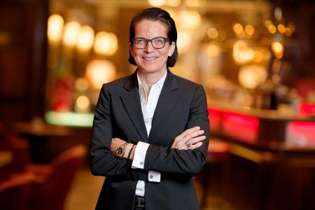 Die 57-Jährige singt Schlager im Playback, tanzt mit ihren Angestellten und erklärt die Arbeit im Hotel.