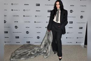 "The Moment": Charli XCX posiert nur knapp bekleidet im Schnee